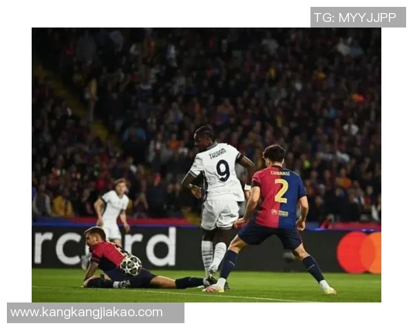 足球明星进球后化身射手展现精准射箭技艺引发球迷热议